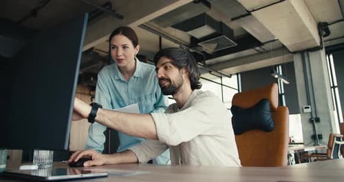 Dynamic Solutions Collaborative ProblemSolving in the Office with Brunette Guy and Girl