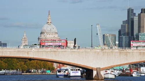 Ônibus vermelho de dois andares atravessando uma ponte em Londres, Inglaterra