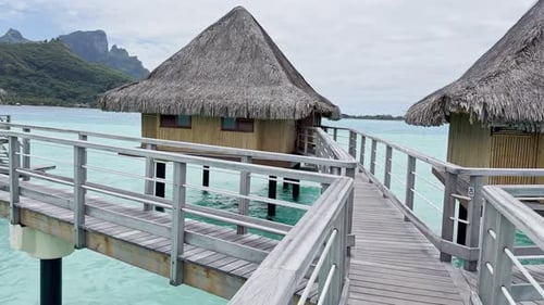 Complejo vacacional de verano en Bora Bora en la Polinesia Francesa con una laguna poco profunda de color turquesa y aguamarina