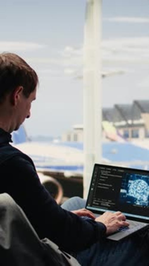 Vertikaler Video-IT-Ingenieur, der mit KI-Codierungstestsystemen für maschinelles Lernen arbeitet