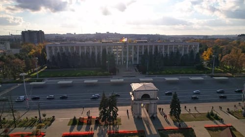 Vue aérienne panoramique de l'Arc de Triomphe, de la place de la Grande Assemblée nationale avec le bâtiment du gouvernement