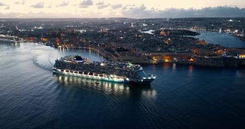 Malta Valletta 11102025 Crucero Luminoso barco sale del puerto de La Valeta por la noche Malta