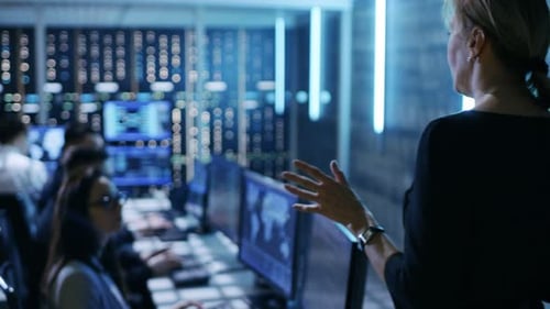 En el Centro de Control del Sistema Gubernamental. La supervisora femenina celebra una reunión para su equipo técnico