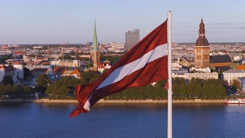 Luftaufnahme von Riga, Lettland, mit dem Fluss Daugava und dem Schloss Riga