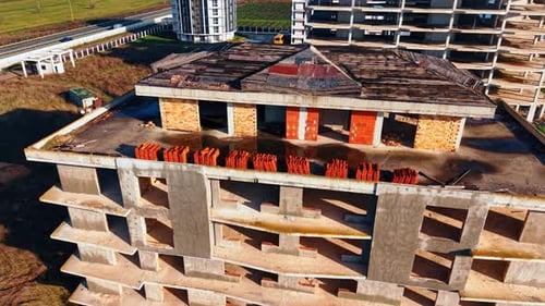Vuele por la parte superior del edificio en construcción.