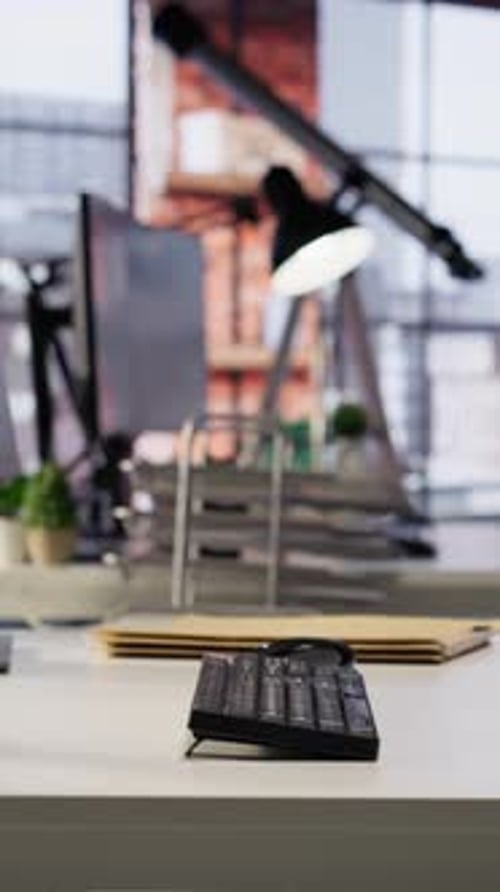 Vertikales Video, leeres Startup-Büro mit PC auf dem Schreibtisch, das von Programmierern verwendet werden kann