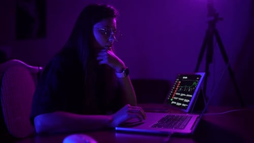 Jolie jeune femme travaillant à la maison la nuit