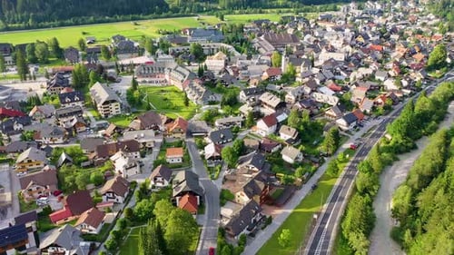 Ville de Kranjska Gora en Slovénie en été avec une nature magnifique et des montagnes en arrière-plan.
Afficher