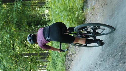 Zurück folgen Sie der Aufnahme einer Frau auf dem Fahrrad
