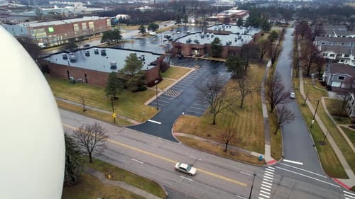 vue aérienne du château d'eau de Vernon Hills avec le logo de Vernon Hills à l'intersection de Hawthorn Pkwy et de l'ouest