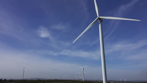 Windmühlen oder Windturbinen in Rotation