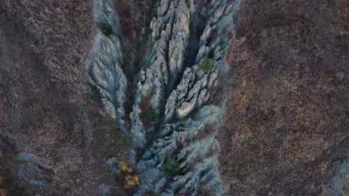 Drone survole des rochers colorés intéressants