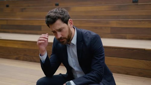 Homme triste, homme d'affaires caucasien, homme d'affaires déprimé, employeur, pense à un problème de santé