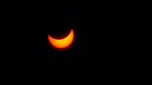 Gesättigte Farben einer partiellen Sonnenfinsternis.