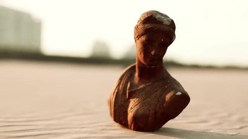 Göttin der Liebe in der griechischen Mythologie auf dem Sand des Strandes