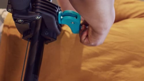 Vídeo vertical: pessoas fixando a bicicleta no suporte de reparo
