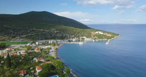 Luftbild der Insel Nea Epidavros und des Hafens an einem sonnigen Tag