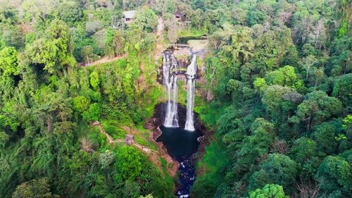 drone se aproxima da cachoeira mais alta no planalto de Pakse Bolaven, circuito de motocicleta do Laos, destino