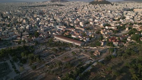 Zumbido panorámico al atardecer sobre el antiguo Ágora, Atenas