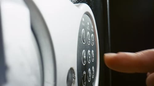 Ein Mann drückt den Passcode auf einem sicheren Elektronisch Bedienfeld aus Metall, Nahaufnahme. Unbekannte Person schubst mich...