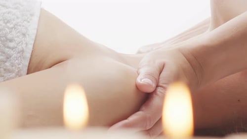 Frau lässt sich vom Therapeuten massieren und lässt sich im Spa Healthcare massieren