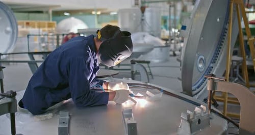 Schweißer mit Schutzmaske schweißt Metall in der Werkstatt der Anlage mit Plasmatechnologie Prores