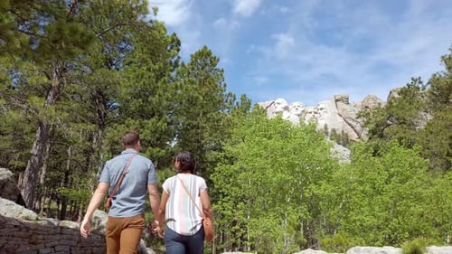Mount Rushmore, Dakota del Sur/Estados Unidos - 14 de agosto de 2019: Pareja haciendo senderismo juntos en Mount Rushmore, S...