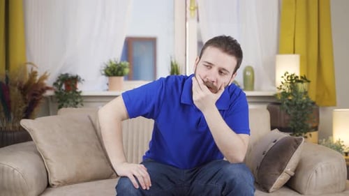 Der trauernde Mann denkt nach und leidet an Depressionen.