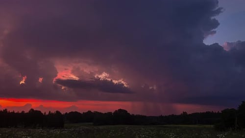 Dramatisch Zeitraffer von dunkelroten orangefarbenen Wolken und Blitzen
