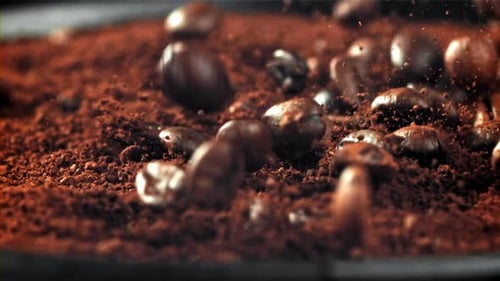 Die Bohnen fallen in den Boden: Kaffee, gefilmt mit einer Hochgeschwindigkeitskamera mit 1000 Bildern pro Sekunde
