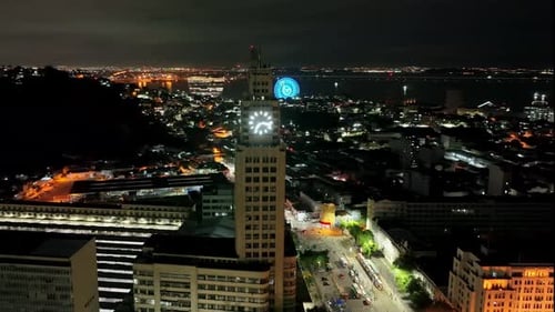 Paisagem noturna da estação ferroviária central no centro do Rio de Janeiro, Brasil.
