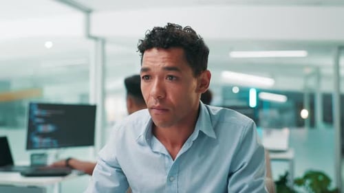 Programador, lector y informático para investigación, proyectos y actualización de ciberseguridad en la oficina