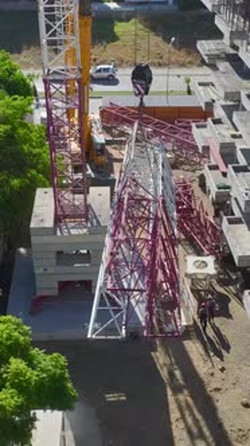 Ingenieros de Vídeo Vertical Montan Cuidadosamente Una Grúa Torre Pieza por Pieza en Una Obra