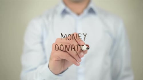Schreiben von Geldspenden auf transparentem Bildschirm