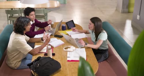 Des étudiants afro-américains étudient, ouvrent des ordinateurs portables, discutent de notes et prennent un café dans le salon