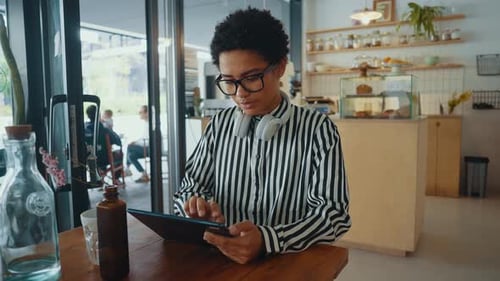 Young business woman relaxing in a cafe.