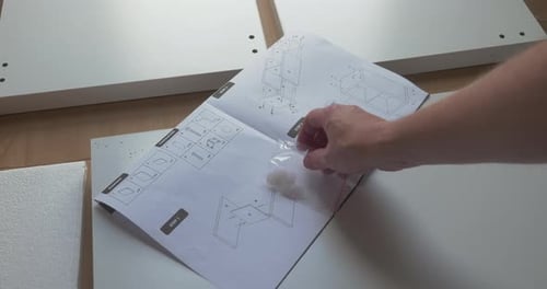 Rassemble les pièces à la main selon les instructions d'assemblage, étagère, angle élevé
