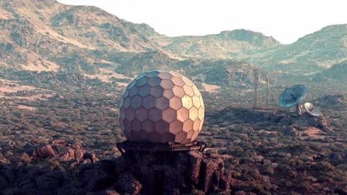 Un huevo gigante posado en la cima de una montaña con vistas al paisaje de abajo