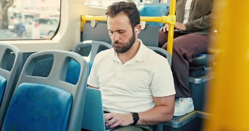 Bus, Mann und Reisen mit Laptop, Tippen oder Internet mit Anschluss, Städtereise