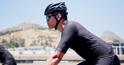 Sport, Radfahren und Menschen auf dem Fahrrad im Freien für gemeinsame Fitness, Training und Bewegung
