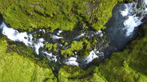 Fluss im Sommer Island Magische und schöne grüne Natur Luftbild Abstrakte Landschaft
