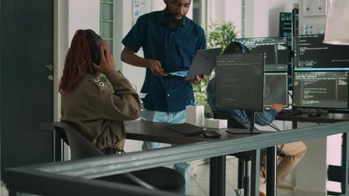 Équipe de programmeurs analysant des algorithmes de codage sur ordinateur portable et ordinateur