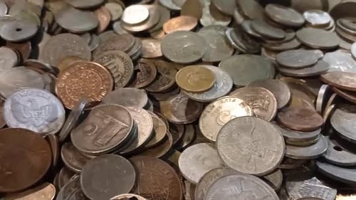 Anciennes pièces de monnaie en rupiah sur le marché aux antiquités de la vieille ville la nuit, Semarang, Indonésie\_HD vid