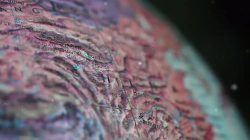 Region Chinas mit Städtenamen auf antikem Globus, Nahaufnahme, 4K