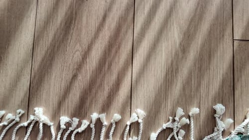 Sonnenlicht wirft Schatten auf eine strukturierte Bodenoberfläche