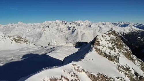 Vista panorámica de la cordillera cubierta de nieve