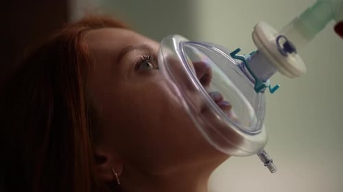 Patiente effectuant une thérapie respiratoire dans un masque à oxygène pendant un traitement médical de soutien