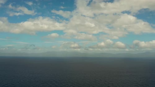Seelandschaft Blauer Meereshimmel mit Wolken und Inseln
