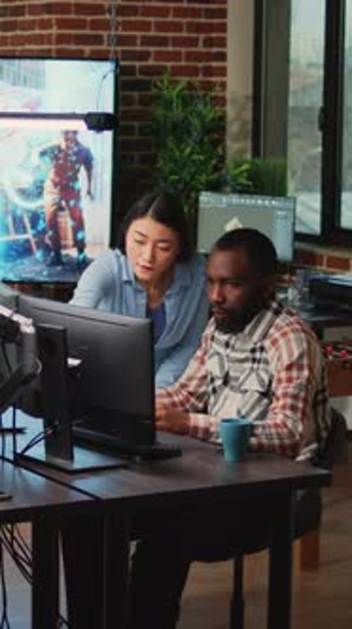 Vidéo verticale Les employés d'un studio de technologie moderne utilisent des ordinateurs pour développer de nouveaux Graphiques