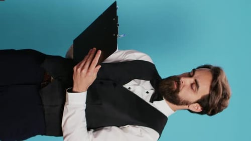 Консьерж по вертикальной Видео проверяет контрольный список гостей